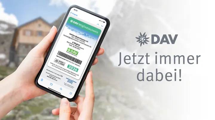 Ein Smartphone mit dem digitalen Mitgliedsausweis im Display | © DAV